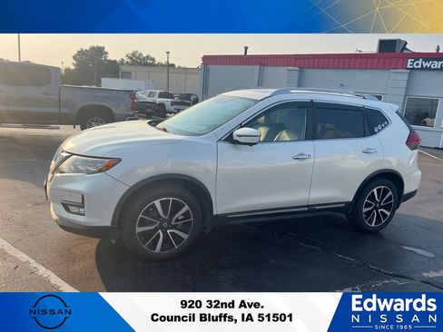 Used 2017 Nissan Rogue AWD image 2