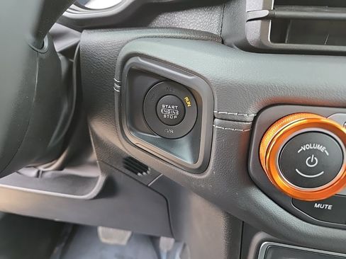 Used 2025 Jeep Gladiator Mojave w/ Safety Group image 25