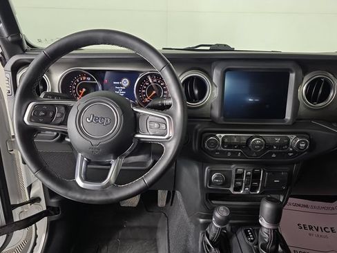 Used 2020 Jeep Gladiator Overland AWD/4WD image 12