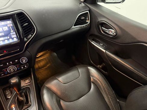 Used 2019 Jeep Cherokee Limited FWD image 16