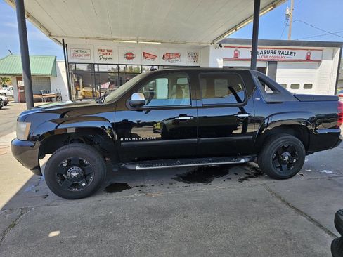 Used 2007 Chevrolet Avalanche LT w/ LT Preferred Equipment Group AWD/4WD image 3
