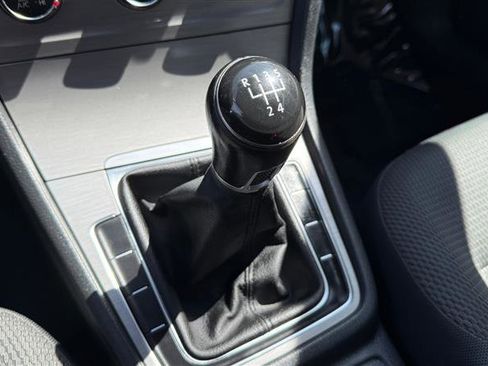 Used 2016 Volkswagen Golf S image 27