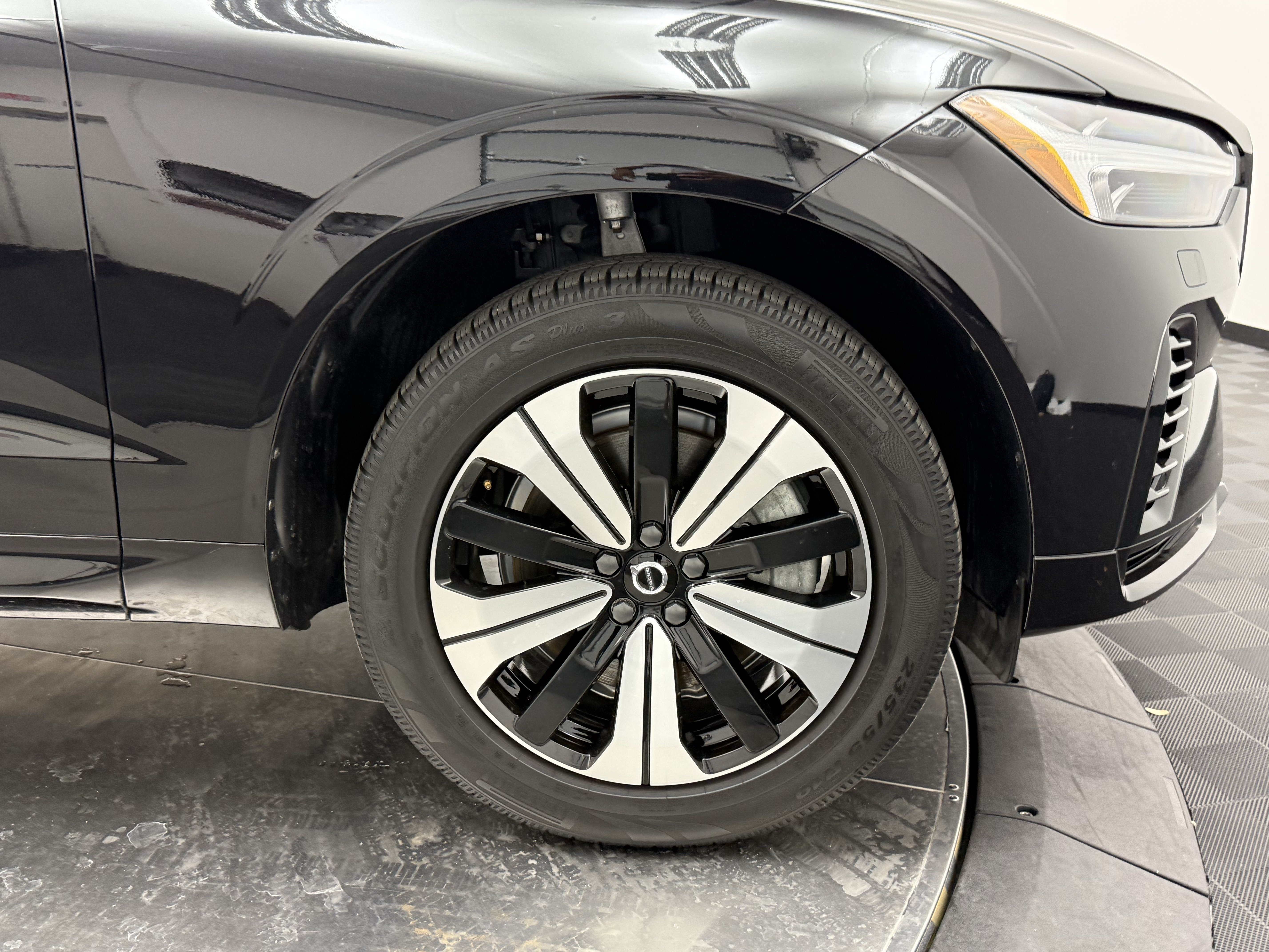 Certified 2025 Volvo XC60 T8 Core w/ Protection Package Premier AWD/4WD image 9