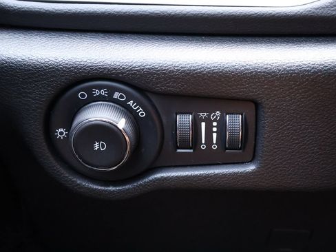 Used 2025 Chrysler Pacifica Select FWD image 34