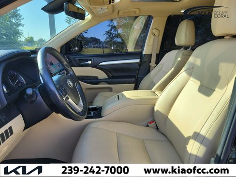 Used 2019 Toyota Highlander XLE FWD image 25