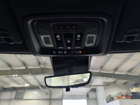 Used 2025 GMC Sierra 1500 AT4 w/ Technology Package AWD/4WD image 11