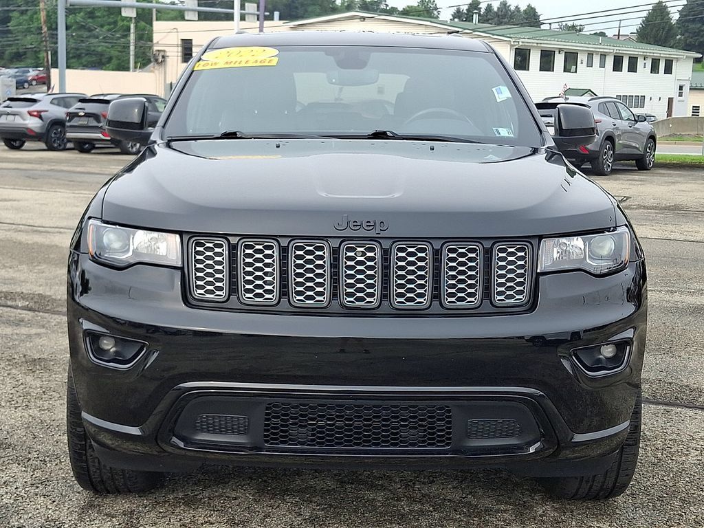 Used 2022 Jeep Grand Cherokee Laredo X AWD/4WD image 3