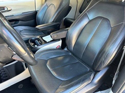Used 2020 Chrysler Pacifica Touring-L w/ Tire & Wheel Group FWD image 14