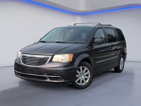 Used 2016 Chrysler Town & Country Touring FWD image 2