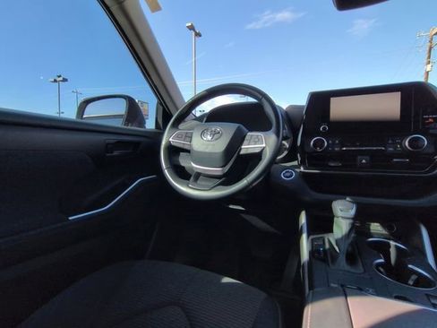 Used 2023 Toyota Highlander LE image 7