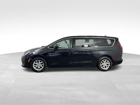 Used 2017 Chrysler Pacifica Touring FWD image 3
