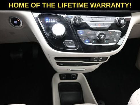 Used 2018 Chrysler Pacifica Touring-L Plus FWD image 34