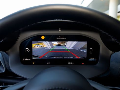 Used 2025 McLaren Artura image 28