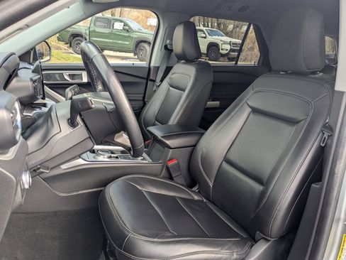 Used 2022 Ford Explorer XLT w/ Equipment Group 202A image 29