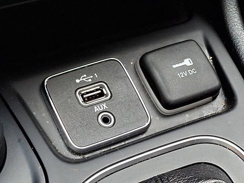 Certified 2019 Jeep Cherokee Latitude Plus w/ Comfort/Convenience Group AWD/4WD image 27