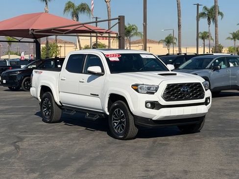 Used 2022 Toyota Tacoma TRD Sport w/ TRD Premium Sport Package AWD/4WD image 3