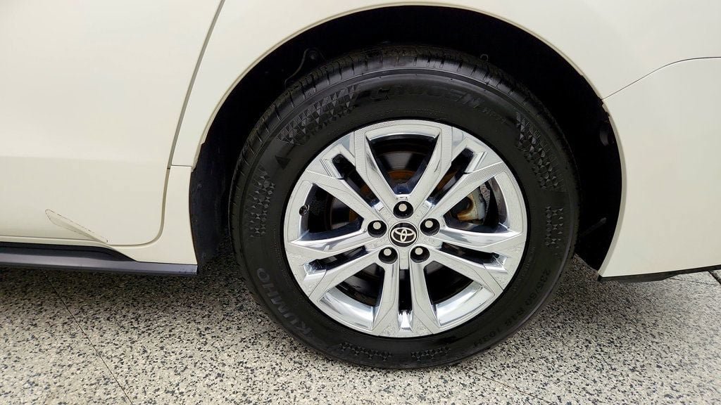 Used 2021 Toyota Sienna Platinum AWD/4WD image 9
