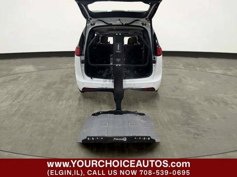 Used 2017 Chrysler Pacifica Limited FWD image 23