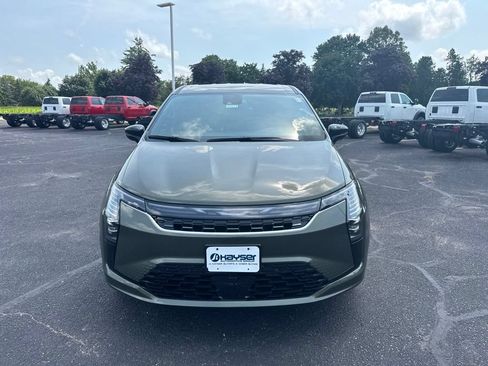 New 2027 Chrysler Pacifica Select AWD/4WD image 2