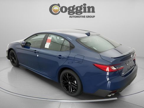 Used 2026 Toyota Camry SE FWD image 9