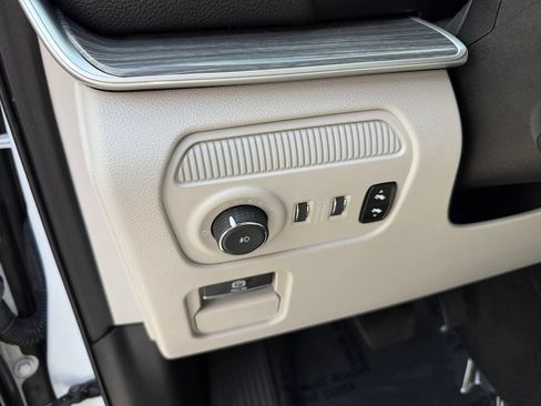 Used 2024 Jeep Wagoneer L Series II w/ Flexible Seating Group AWD/4WD image 31