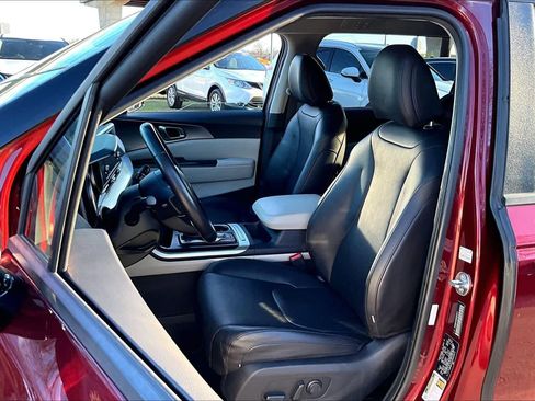 Used 2024 Kia Carnival LX image 8