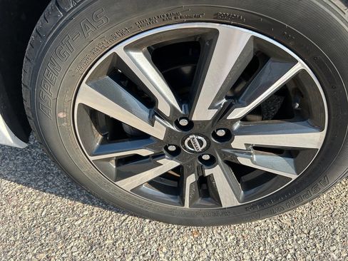 Used 2021 Nissan Versa SV image 18