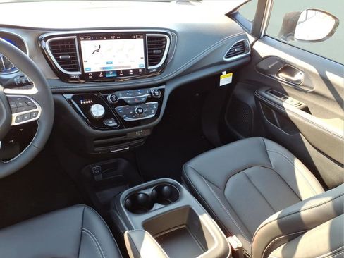 New 2026 Chrysler Pacifica Select FWD image 17
