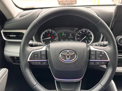 Used 2022 Toyota Highlander XLE AWD/4WD image 29