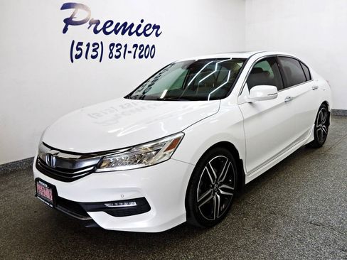 Used 2017 Honda Accord Touring image 2