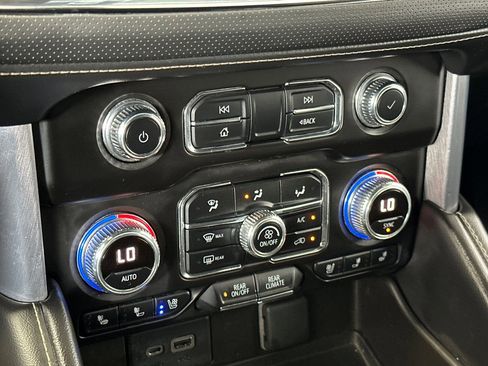 Used 2022 GMC Yukon XL SLT w/ SLT Luxury Package RWD image 21