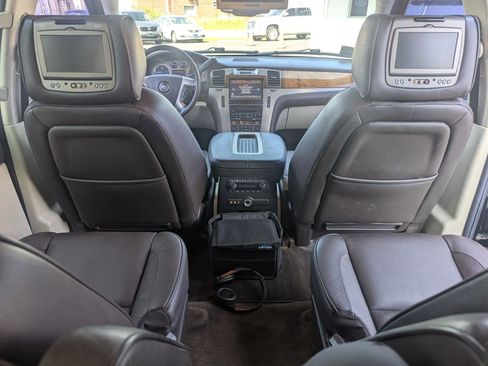 Used 2011 Cadillac Escalade Platinum image 19