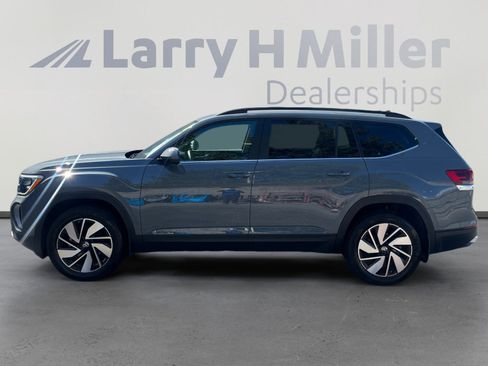Used 2025 Volkswagen Atlas SE image 2