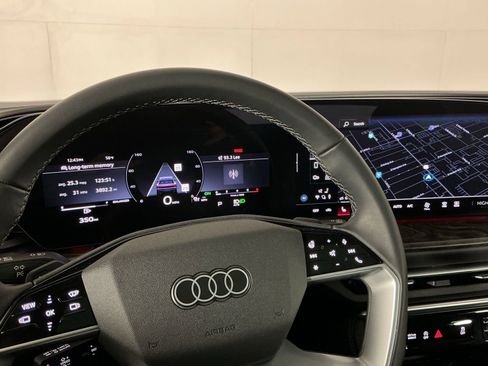 Used 2025 Audi Q5 Premium Plus w/ Premium Plus image 11
