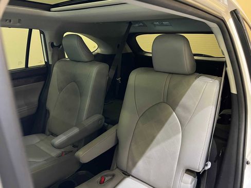 Certified 2020 Toyota Highlander Limited Platinum image 13