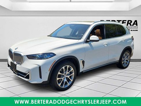 Used 2024 BMW X5 xDrive40i w/ Premium Package AWD/4WD image 3