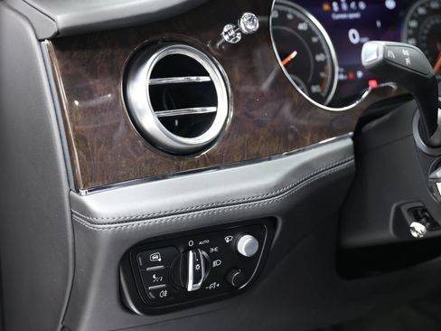 Used 2020 Bentley Bentayga Plug-In Hybrid AWD/4WD image 23