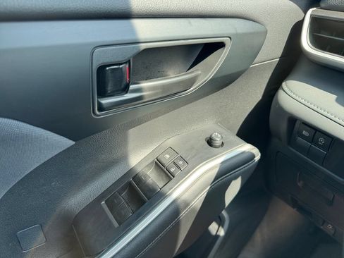 Used 2023 Toyota Highlander L FWD image 11