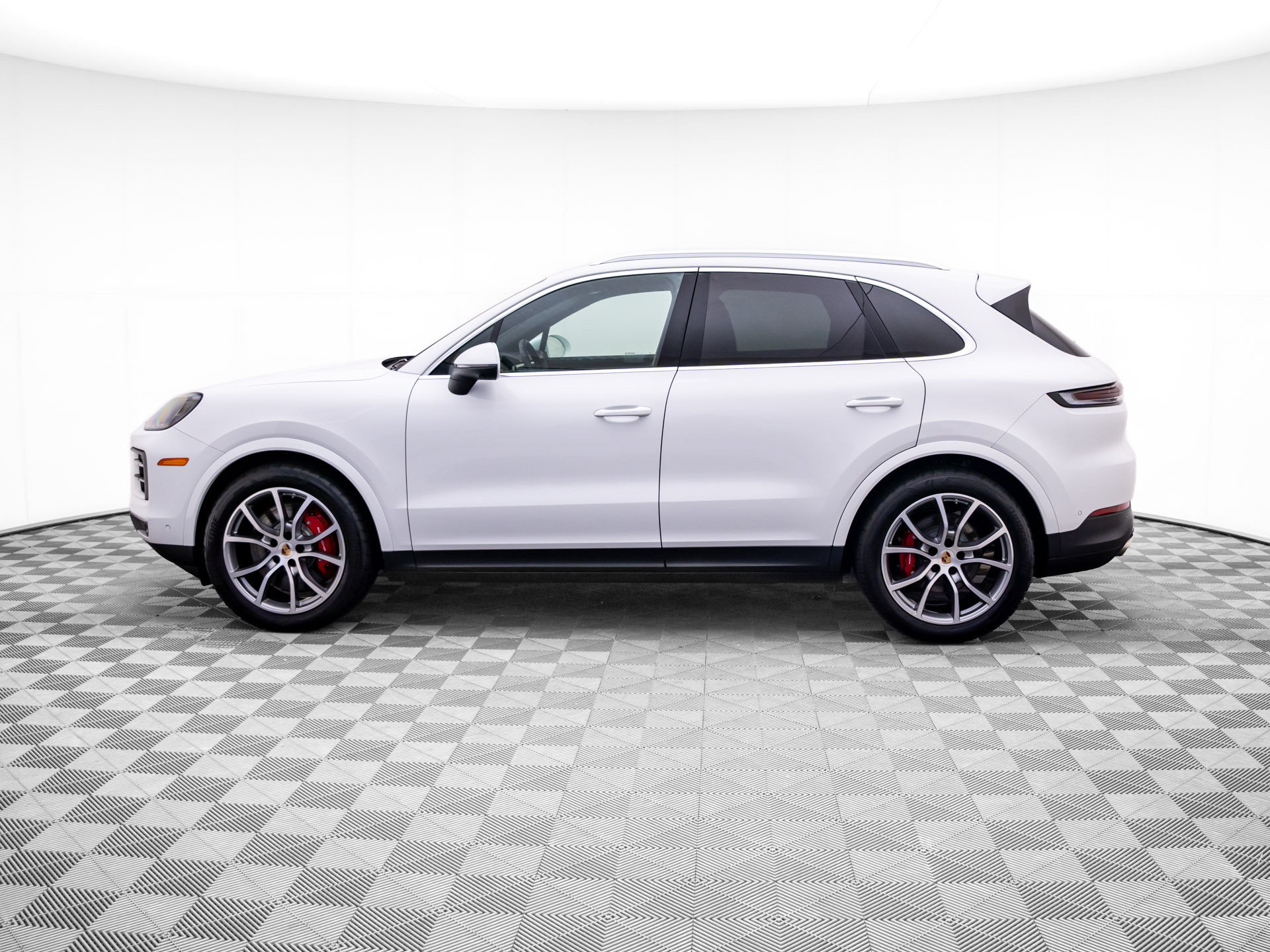 Certified 2025 Porsche Cayenne S AWD/4WD image 2