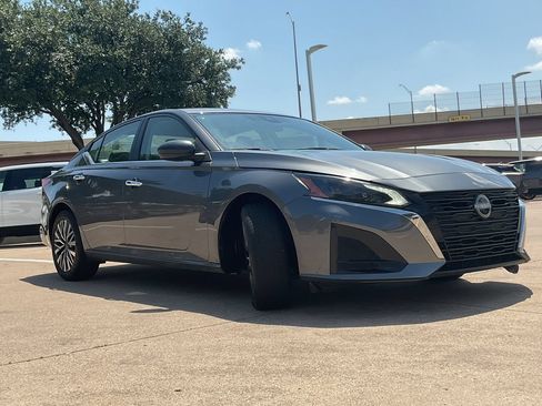 Used 2025 Nissan Altima 2.5 SV FWD image 3