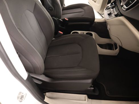 Used 2024 Chrysler Voyager LX image 13