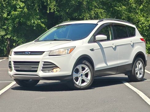Used 2016 Ford Escape SE w/ SE Leather Comfort Package AWD/4WD image 2