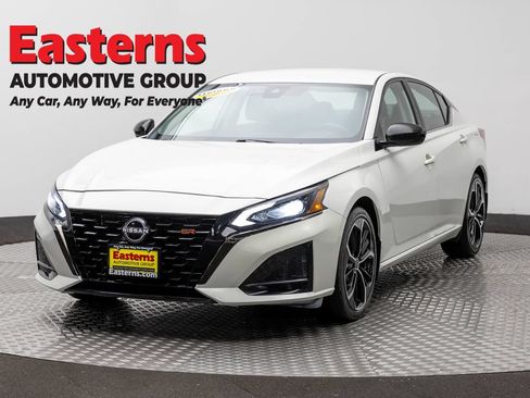 Used 2023 Nissan Altima 2.5 SR FWD image 1