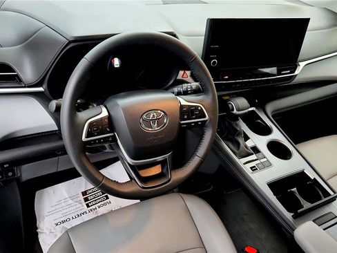 Used 2025 Toyota Sienna XLE image 25
