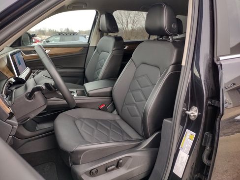 Used 2024 Volkswagen Atlas SE image 2