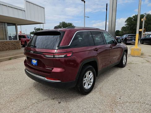 Used 2024 Jeep Grand Cherokee Laredo RWD image 8