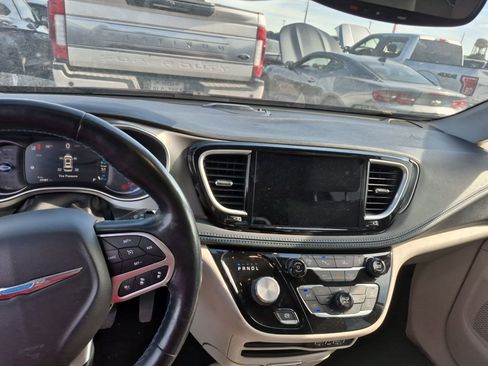 Used 2021 Chrysler Pacifica Touring-L image 11