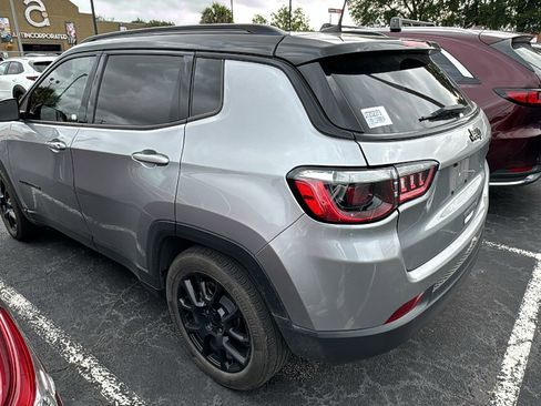 Used 2022 Jeep Compass Latitude FWD image 11