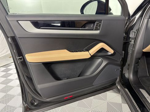 Certified 2025 Porsche Cayenne AWD/4WD image 27