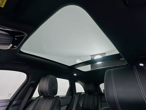 Used 2018 Land Rover Range Rover Velar R-Dynamic SE image 22